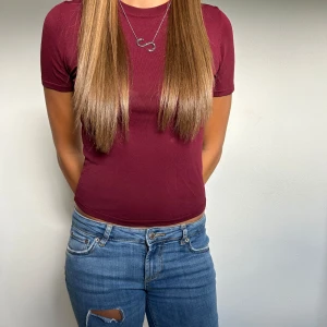 Vinröd t-shirt - Superfin vinröd t-shirt i ett tunnare material🌟