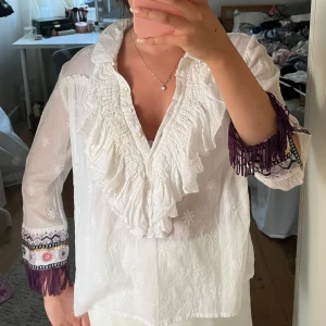 Blus  - Superfin och unik blus från oss Molly med ett lila broderi på ryggen!