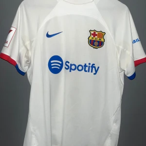 Barcelona 23/24 - Barcelona-tröja från säsongen 23/24, deras andra tröja med Pedri på ryggen. Sparsamt använd och köpt på Camp Nou.