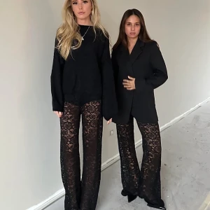 Spets byxor  - Jätte fina och trendiga spetsbyxor i nyskick alldrig använda med lappen kvar💓💓💓