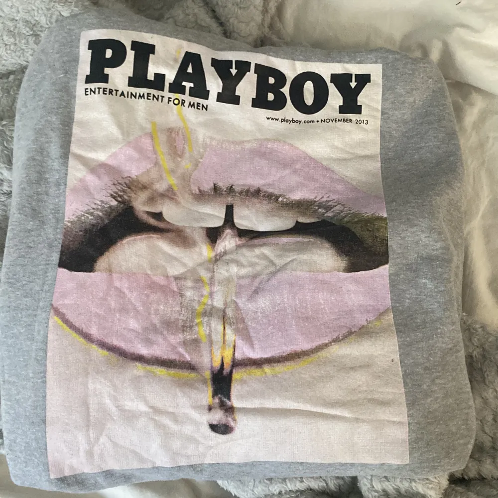 Säljer denna Playboy hoodien som sitter oversized. Har S och tycker den sitter fint💗. Hoodies.