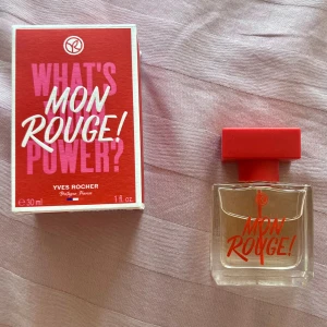 Parfym 30 ml  - HELT NY parfym från Yves Rocher som inte passade mig.  Har endast testsprutat en gång.  🌺Doftnoter: Patchouli, neroli & iris Med akord av plommon & svartvinbär