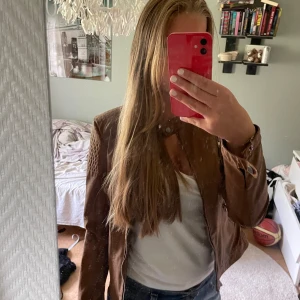 Skinn jacka  - Säljer denna superfina bruna skinn jackan från Only i storlek 34. I mycket bra skick och har inga defekter. Köpt förra året för 699kr. Hör av er vid frågor!💕💕