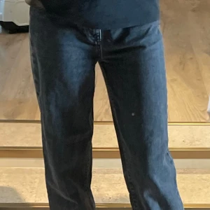 svarta straight leg jeans - snygg jeans!