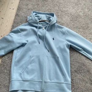 Ralph lauren zip  - Tjena! Säljer nu min ljusblå ralph lauren zip för det inte riktigt är min stil. Nästan aldrig använd. Hör av er om ni undrar något!👍🏼😁
