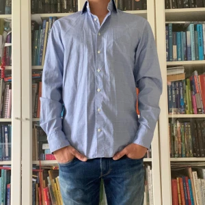 SKJORTA STENSTRÖMS - Skjorta från Stenströms| Storlek: 15/38 vilket motsvarar M - Skicket är väldigt bra - Mitt pris: 129- Nypris: Ca 1699 - Modellen är 182 och väger 70 kg.   Hör gärna av dig om du har några frågor.//AU_Archive