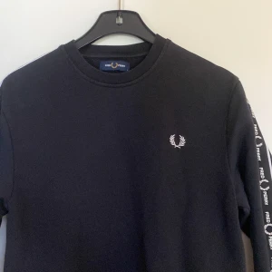 Fred Perry sweatshirt - Säljer nu min sweatshirt då jag inte har någon nytta av den. Storlek s. Riktigt bra skick inga fläckar eller flaws med den. Köpt på Nk street & denim i Göteborg.   Mvh