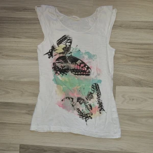 Topp  - Vit topp med fjärilar på från H&M i stl 158/164