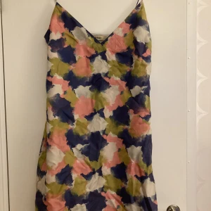 Siden slipdress - Slipklänning från Whyred i rosa, lila och grön. Tillverkad av siden, mycket behagligt tyg 💛 storlek 36. Färgarna syns bäst på sista bilden