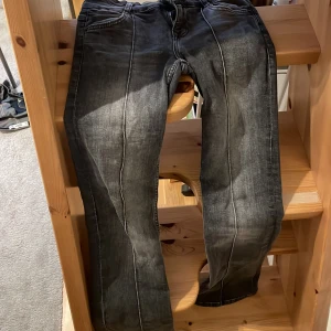 Berskha jeans - Säljer dessa jättefina bershka jeans utan några defekter och fint skick. Säljer då dom inte kommer till anvåndning och har andra som jag föredrar, inget fel på Jeansen dock. Skriv om ni har några funderingar 💕