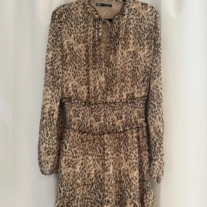 Klänning - Säljer denna leopard klänning från Zara i storlek M. Super bra skick! Använd 1 gång. 