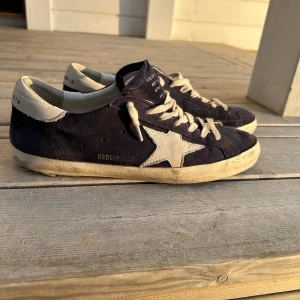 Golden goose  - Säljer mina blåa golden goose stl 42 då dem blivit för små. Allt og följer med. Kan även byta mot moncler jacka.