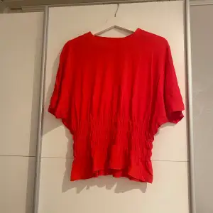 Säljer en röd-orange tröja från H&M då den inte kommer till användning, har bara använts en gång så mycket fint skick! I storlek M. Säljer den för endast 100kr❤️ pris kan diskuteras