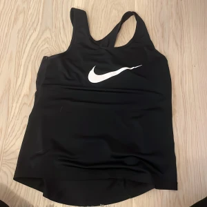 Träningslinne  - Svart Nike träningslinne i strl M