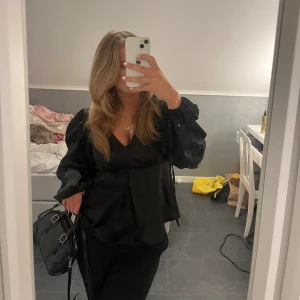 Blus - Svart blus🔥