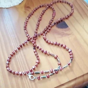 Långt halsband med olika färger på pärlorna. - Långt halsband med olika färger på pärlorna.