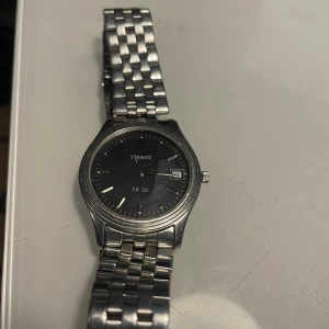 Tissot klocka  - Hej! Säljer en tissot klocka kostar runt 6000 säljer för 1500 för den har bara legat och skräpat.  den heter tissot pr50 j174/274k.