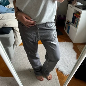 Silvriga jeans  - Silvriga jeans från Zara i uppskattningsvis storlek 42 (lappen är avklippt). Ett gummiband är insytt i midjan för att forma kroppen bättre, går enkelt att ta ur. 