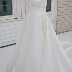 Brudklänning  - Jätte fin och elegant brudklänning enkel, storlek 42 44.  Används 1 gång.