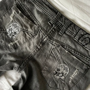 Coola lågmidjade shorts - Jeans shorts med coola fickor med döskallar på! Säljer så de tyvärr är för små för mig. Storleken på lappen är 36 men de är små i storlek och passar snarare 32/34.  Skriv till mig om du har frågor eller vill ha  fler bilder / mått 💕