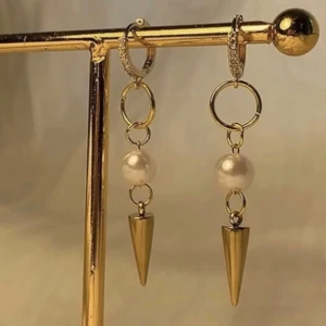 Örhängen  - Olika varianter av örhängen super fina!  Köp för 99kr/st eller 185kr paret.  Alla finns i både silver och guld. Modell 082, 083, 084, 086, 089, 091