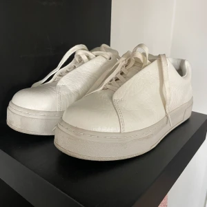 Eytys  - Säljer mina eytys! Storlek 37. Endast använda en gång eftersom jag köpte dem till mösspåtagningen så det är som helt nya. Nypris är 2000kr men jag säljer för 1500☺️ pris kan diskuteras 