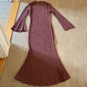 lila Flared klänning💗 - Klänning med utsvängda armar och utsvängd där nere, perfekt skick, aldrig använt, skriv vid frågor💕 