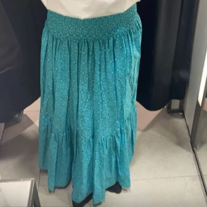 Långkjol  - Intressekoll på denna så fina mönstrade långkjol från Zara, använd 2-3 gånger. Funkar perfekt att använda som klänning osså. Stl Xs men passar S lika väl! Kom privat för fler bilder! 