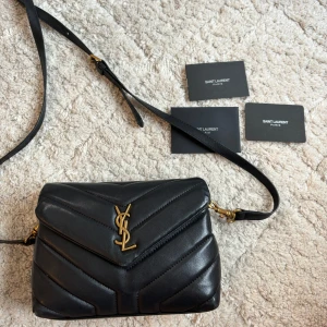 Ysl lou lou bag - Säljer denna super snygga väska i jätte fint skick. Köptes på Plick i vintras, tjejen jag köpte väskan av kunde inte garantera att den var äkta, därav priset. Jag har box, dustbag samt några kort. Skriv för mer frågor eller bilder🥰🥰