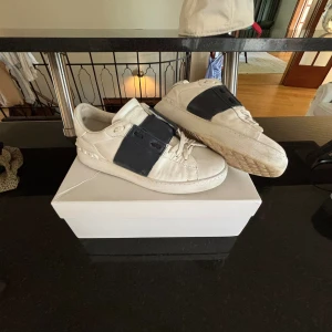 Valentino open - Tja! Säljer nu mina tvär feta valentino skor som är använda men ändå i väldigt fint skick🤩 Säljer pga att skorna är försmå. 🌟(Pris kan diskuteras)🌟