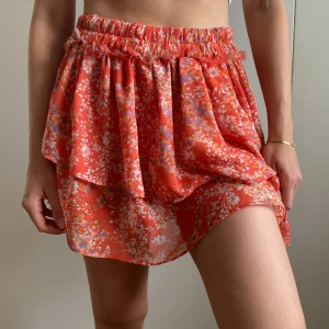 Röd blommig kjol - Sjukt snygg röd blommig kjol från Zara😍säljer då jag har flera liknande💓skriv om ni undrar något💌