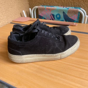 Axel arigato - Använda Axel arigato skor storlek 42 finns lite skador inuti skorna fråga för bilder 