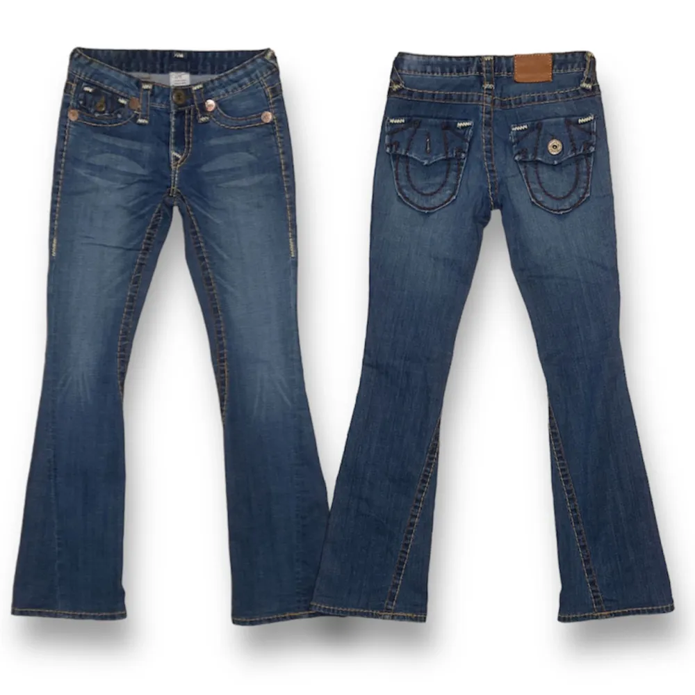 Lågmidjade flared True Religion jeans. Saknar knapp på vänster ficka. W26 [Ytterbenslängd 99cm] [Innerbenslängd 78cm] [Midja 36cm] [Benöppning 22cm]. Jeans & Byxor.