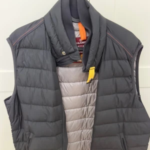 Parajumper väst i storlek Large. Svart  - Parajumper väst i storlek Large. Perfekt inför höst perioden. 