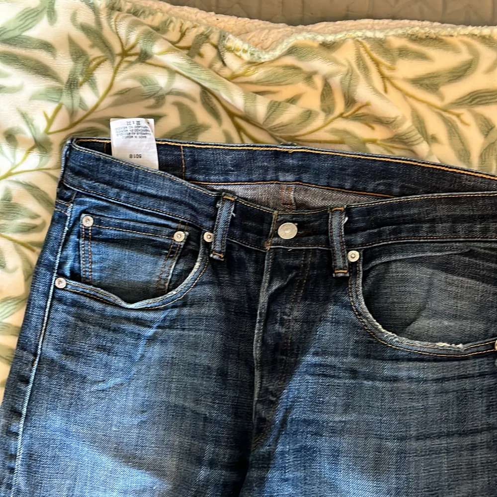 Marinblåa jeans från levis statuss &co. I modellen 501, andvända men fint skick OBS, hål på höger knä se bild 2. Jeans & Byxor.