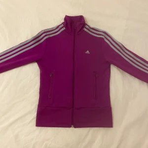 Lila adidas träningsjacka/ zip up - Så cool zip up som tyvärr inte används längre. Den har defekter i form av små noppror över hela(som på bild 4), och aningen större noppror på underarmarna(se bild 5). Kontakta mig vid eventuella frågor. Köp nu är på!