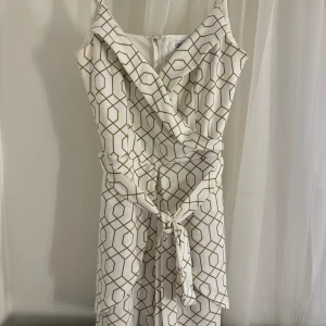 Playsuit - Vit playsuit med guldiga detaljer från Chiara Forthi Milano. Endast använd en gång så är iprincip som ny!