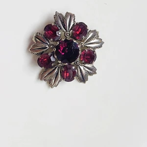 Brosch  - Vintage brosch med lila rhinestones 