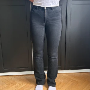 Bootcut jeans  - Svarta bootcut jeans från Lindex i storlek 34💕