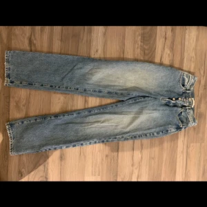 Jeans - Ett par ljusblå jeans ifrån pacsun, har ett mindre slitage längst ner på byxorna men är inget som läggs märket till. Säljer dessa för att jag inte använder dem längre 