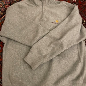 Carhartt quarter zip - Tröja som köptes från Nk för 1200 men användes aldrig, exakt som nyskick. Vill nu få bort den till en ny ägare och hoppas nån annan vill ha den 