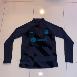 Nike x FC Barcelona sweatshirt - Nike X FC Barcelona sweatshirt😮‍💨. Fotbolls tröja eller styling🫡 Ny går för runt 600kr🤩 Nästan aldrig använt, Nyskick😊 Skriv vid minsta fundering, svarra snabbt och effektivt!😁 Priset kan diskuteras!