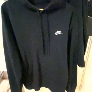 Nike hoodie - Säljer nu min svarta Nike hoodie då den inte kommer till nån användning längre. 