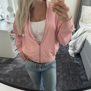 Rosa bomberjacka - Rosa bomberjacka i jätte bra skick! Säljer då den inte kommer till användning längre. Skriv för fler bilder!