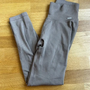 NYA- Ribbed seamless tights - Ett par träningstights från Aim’n som är nästintill helt oanvända. Tror de enbart är prövade faktiskt. Ribbed seamless tights i färgen Espresso  Nypris: 599kr