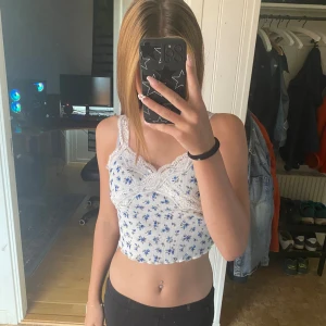 Topp från shein, som ny, vit med blåa blommor - Nyskick, använt få gånger