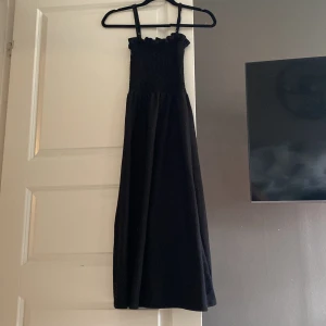 Klänning - En jätte söt klänning från H&M. Den är i jätte bra skick. Den är ribbad vid överdelen och längst upp så är det en väldigt liten volang.