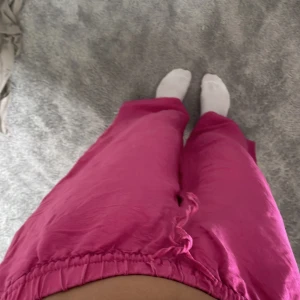 Rosa linnebyxor  - Säljer dessa rosa linnebyxor från hm, nästan helt nya💕