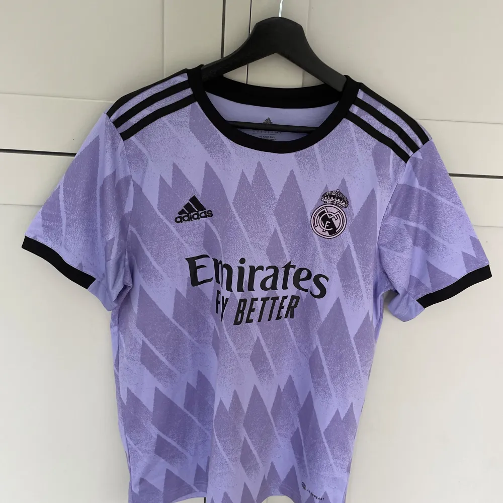 Hejsan! Säljer nu min Real Madrid T-shirt 2022 bortaställ i färgen lila. Tänker på ett pris runt 500, kom gärna med pris förslag. Hör av dig vid minst fundering😎. Sportswear.