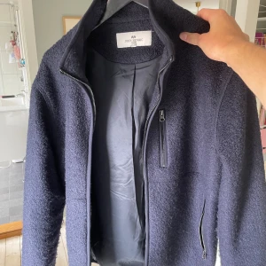 John Henric Fleecejacka - Snygg fleecejacka från John Henric i bra skick. Jackan har spruckit lite i sömmarna baktill men det är inget som märks vid användning!